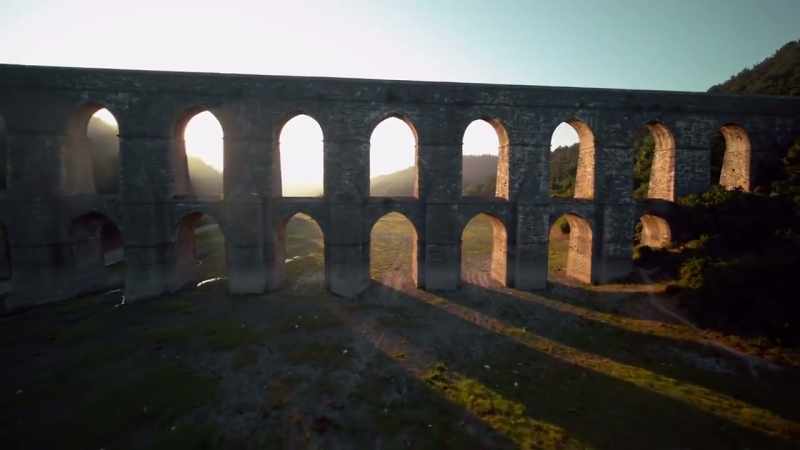 This arch structure, which enables you to build up