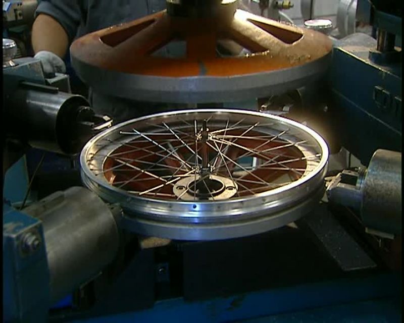 THIS MACHINE EXERTS A PRESSURE ON THE SPOKES