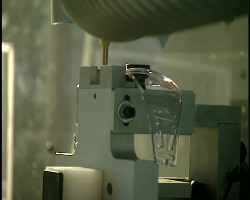 THIS MILLING MACHINE AUTOMATICALLY REMOVES
