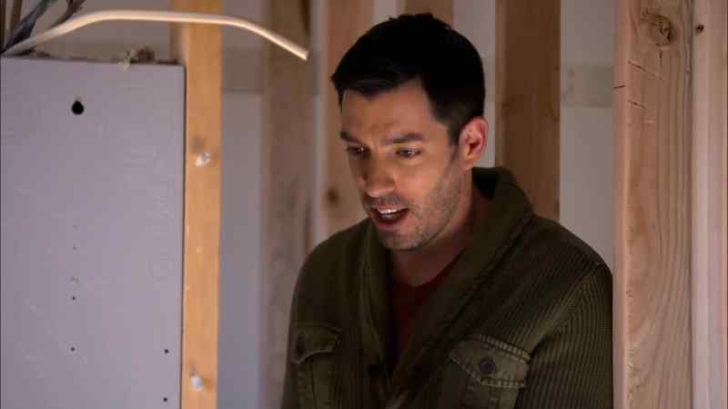 This is my walk in closet-- I cannot have a wall right here with the panel