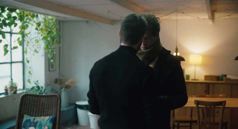 (Thomas) Ciao. - Ti ho... portato questo