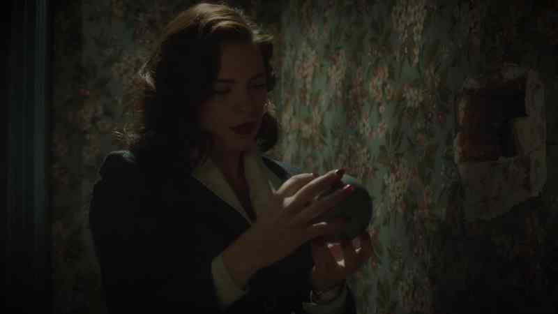 THOMPSON: Ma'am, step back. - (INDISTINCT SHOUTING)