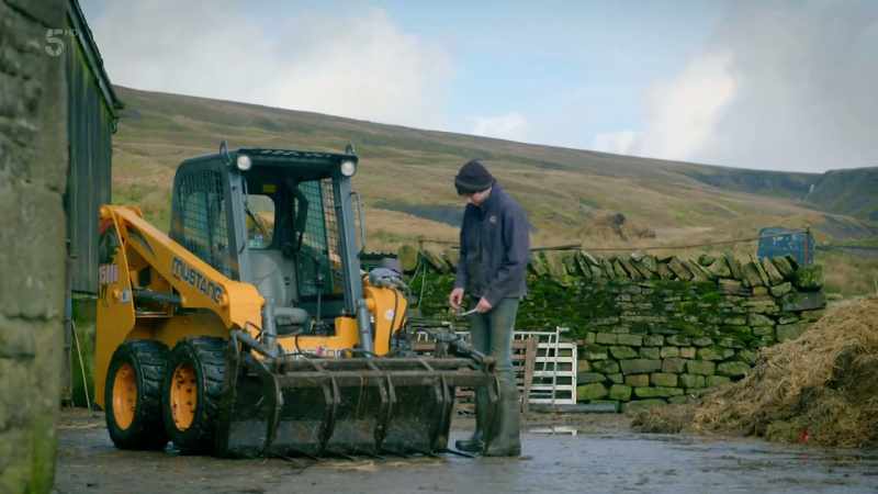 Though Amanda and Clive believe the trailer is beyond repair