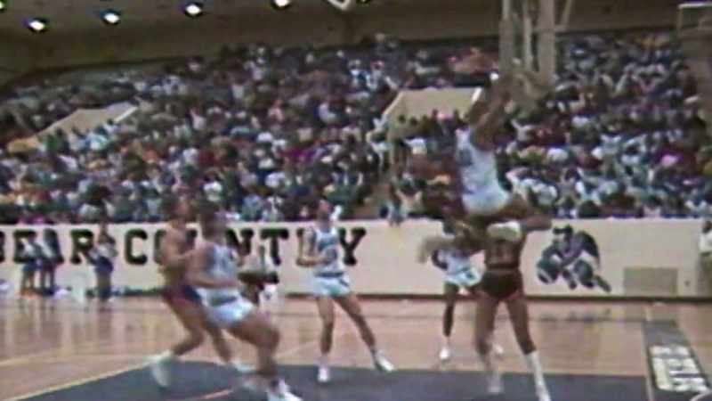 Three-on-one break. Parish to Pippen