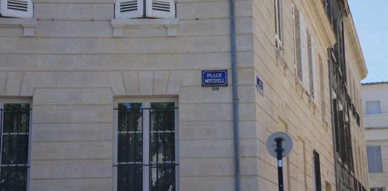 Throughout Bordeaux, there's monuments