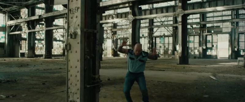 Throw down your weapon! Throw down your weapon