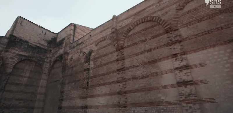 To build such a massive edifice, the Romans chose not to use stone