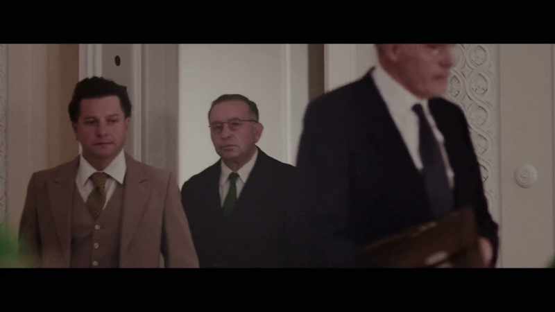 To enter five minutes before the German delegation appears