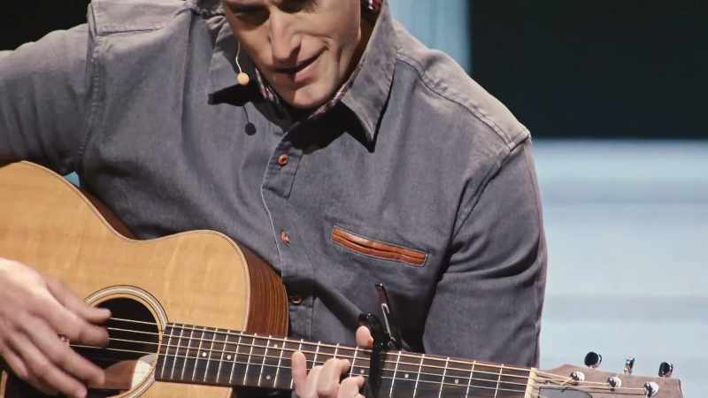 [Tocando suave música de guitarra]