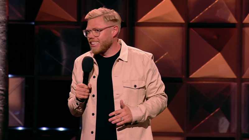 Tom connaît. On était à l'école ensemble
