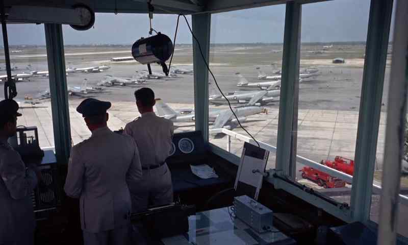[Tower Control] Comet yellow flying taxi runway 22