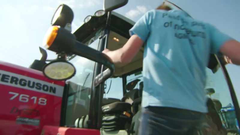 [Tractor Ted] Come on, everyone. The grass is all ready to collect