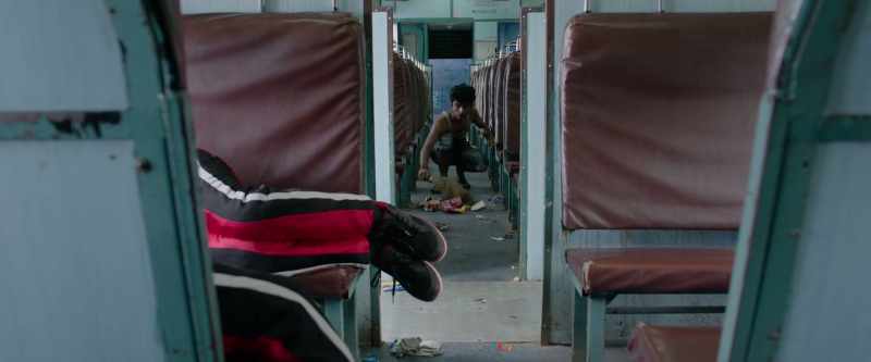 Train No 0377 going from Allahabad to Gomtinagar