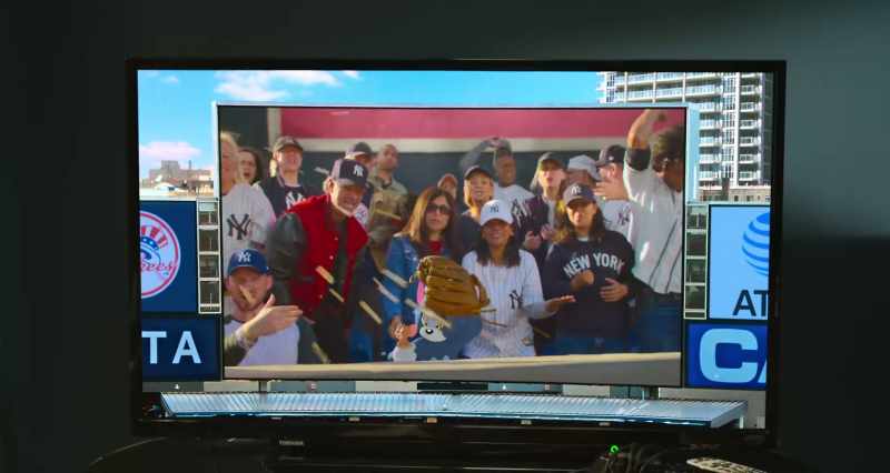 两个棒球迷的出现 Two baseball fans seated in right field