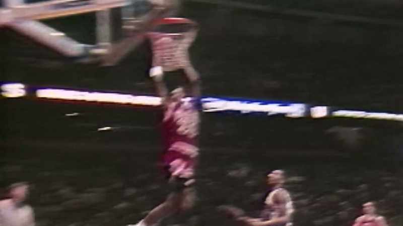 Two-hand dunk by Pippen!