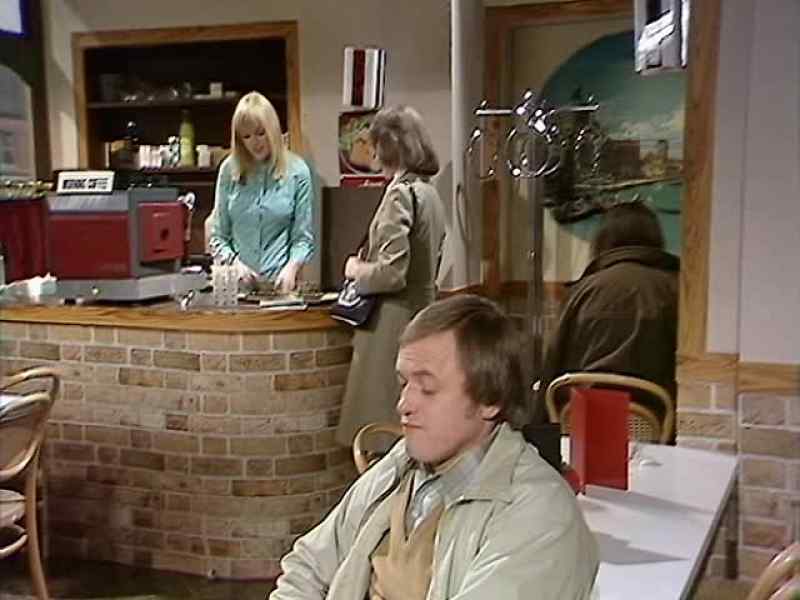Two white coffees to take out, moira, no sugar. - Ok, anthea