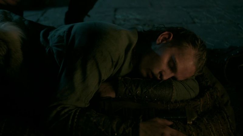 UBBE: (WHISPERING) Hvitserk! Hvitserk!