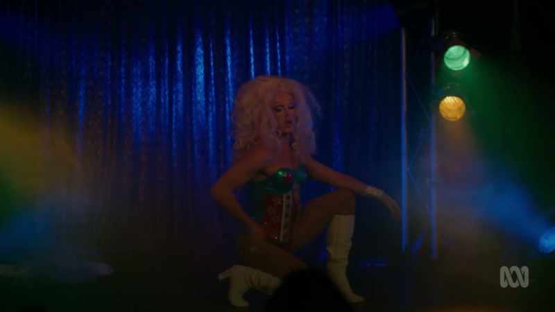 �� Uh, all these skinny bitches dumb Yeah, they know that ♪