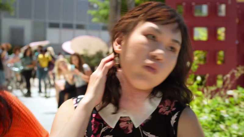 Uh, would a not cool person wear... one dangly earring?