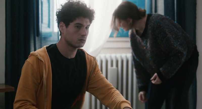 (Uomo) Martedì ti trovo? - Sì. Scrivimi e vediamo