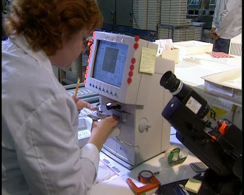 USING A MACHINE CALLED A LENSOMETER