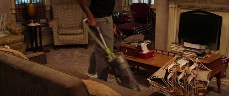 [vacuum running]