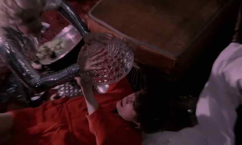 Valerie, help me! Help me! [ Grunting ]