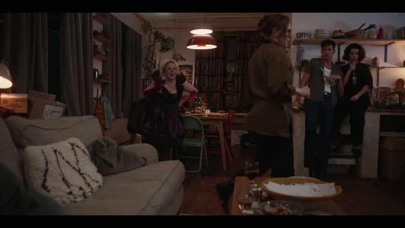 Vanessa, wait. [chuckles nervously]