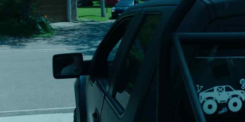 (vehicle engine starting)
