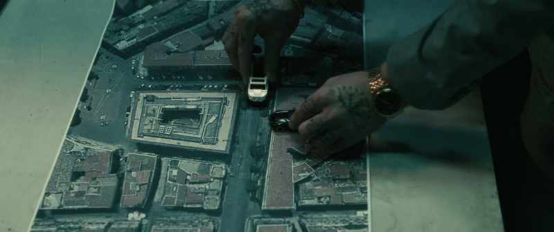 Voi uscite e li bloccate con la vostra auto