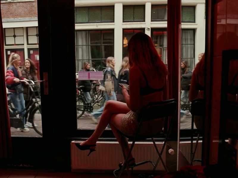 VOICE-OVER: 7 Bloedstraat, ground floor
