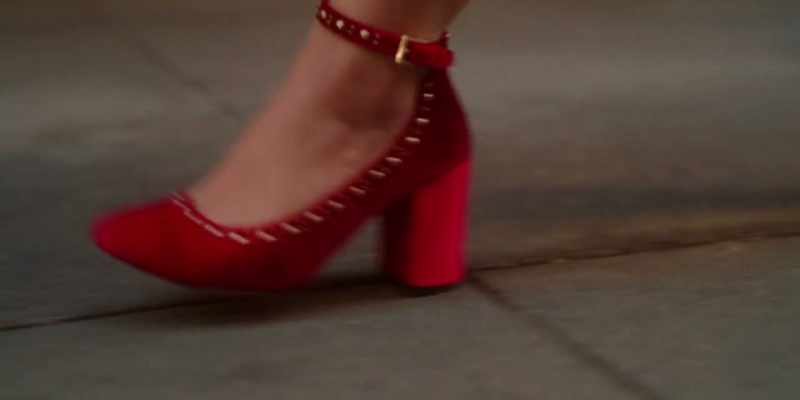 �� Walkin'’ through a crowd the village is a glow ♪