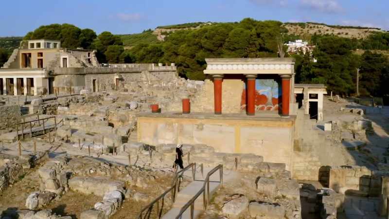 Walking through Knossos