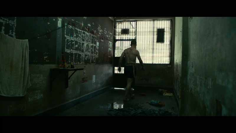 WATER SPLASHES - BUCKET HITS THE WALL