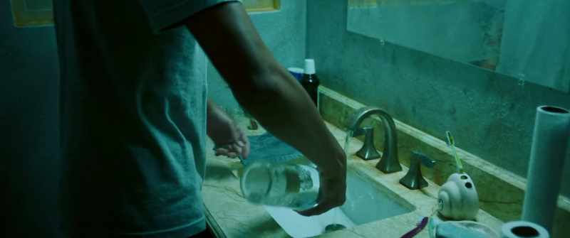 (water splashing) (liquor sloshing)