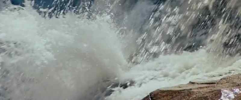 (water splashing)