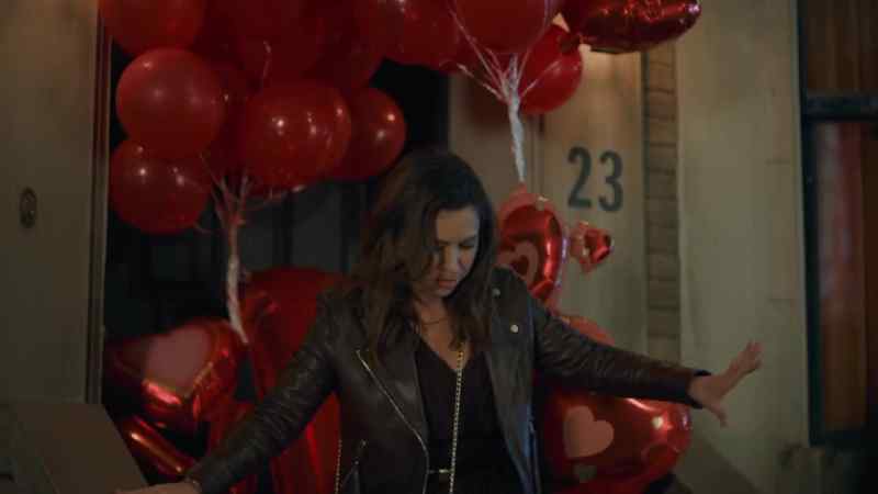 We just have to make it quick. Bye, balloons. Bye-bye