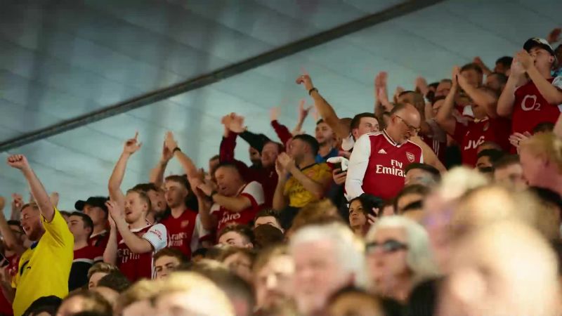 �� We love you Arsenal, we do ♪