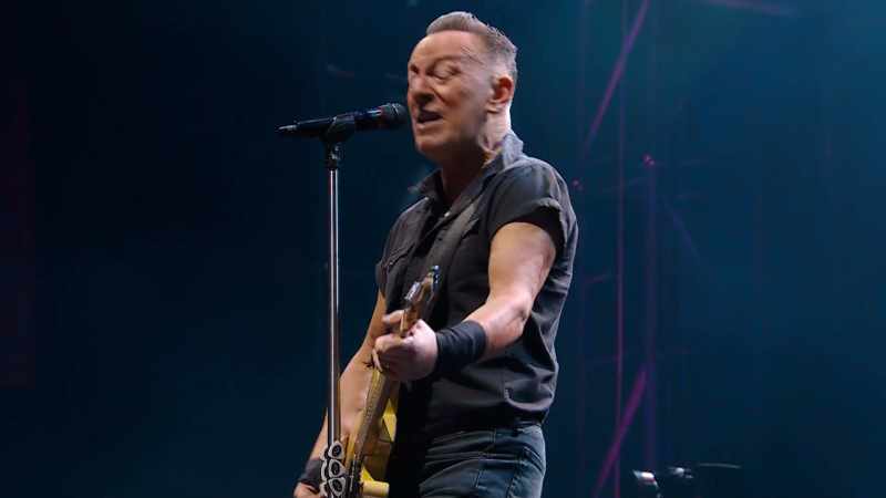 �� Well, hold still now, darling ♪