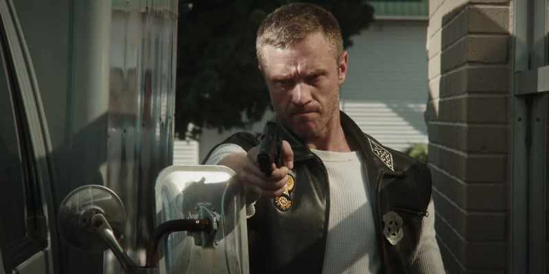 We're being robbed. Mayday... - Hey, hey, hey, hey