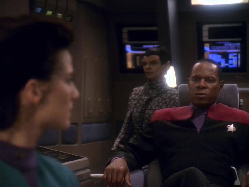 We've cleared the station. - Lay in a course to the wormhole