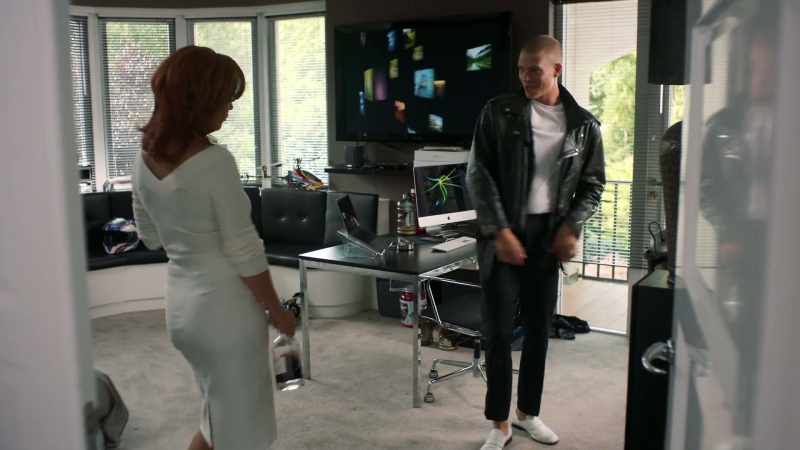 What a strange outfit. - I have a date