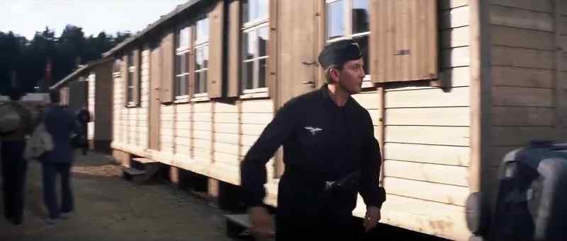 What do you do here by the truck? - l'm stealing tools