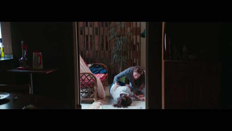 What happened? -I don't know! She fainted!