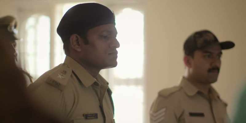 What time do we see him arrive? -At 2:00 p.m., sir