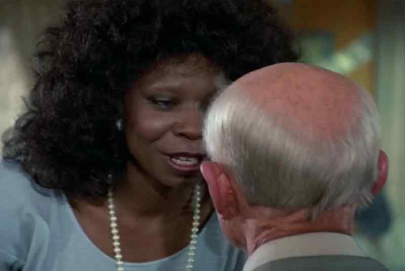 What's your name, honey? - Me?