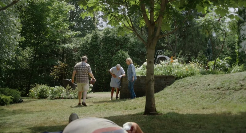 What's the problem, old buddy? - She needs to be buried