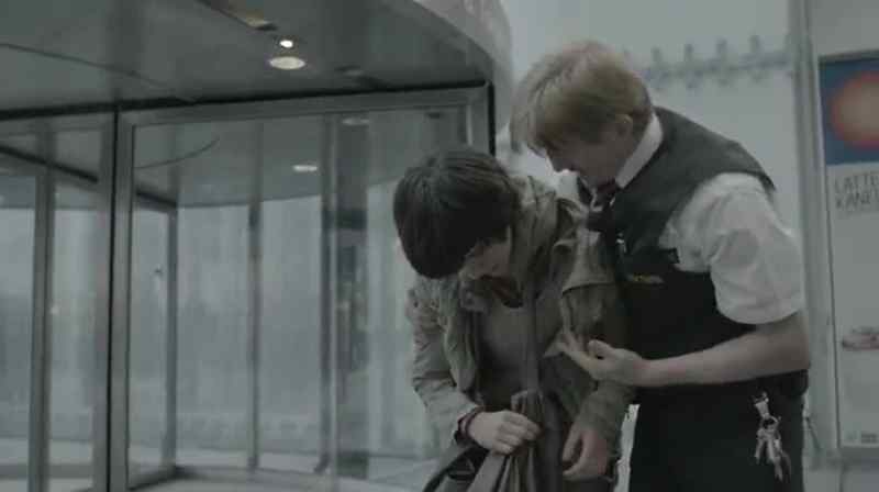 What's wrong with you? Stay still. - Let go