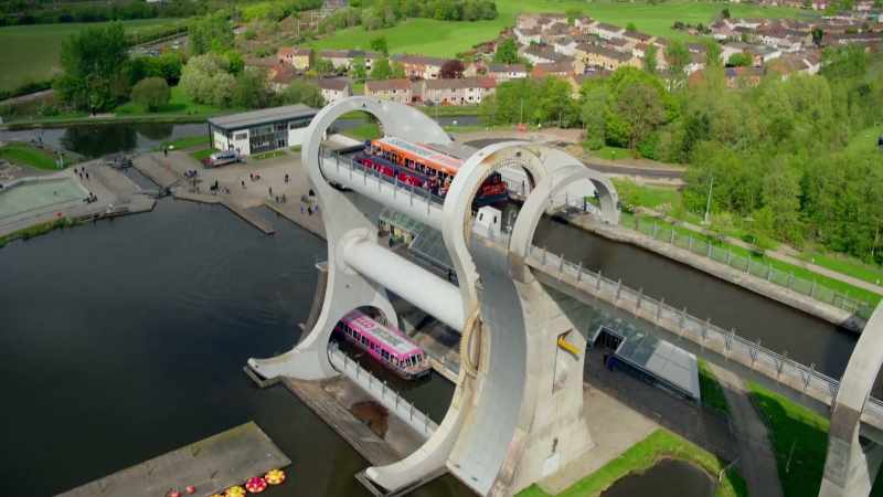 When a boat enters either gondola