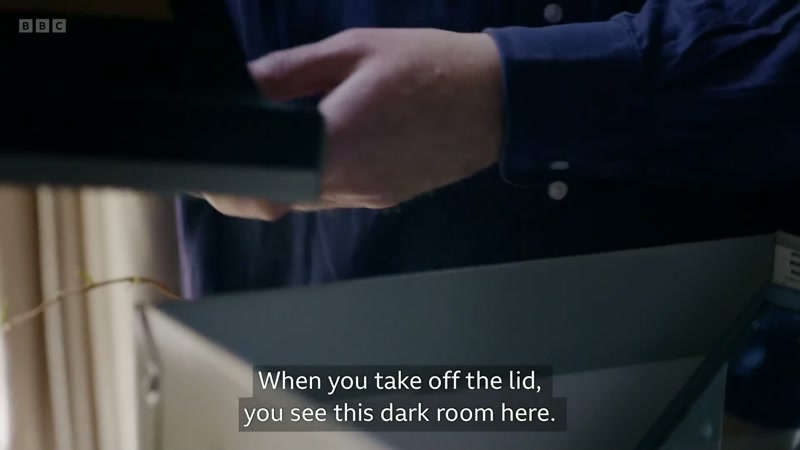 When you take off the lid, you see this dark room here